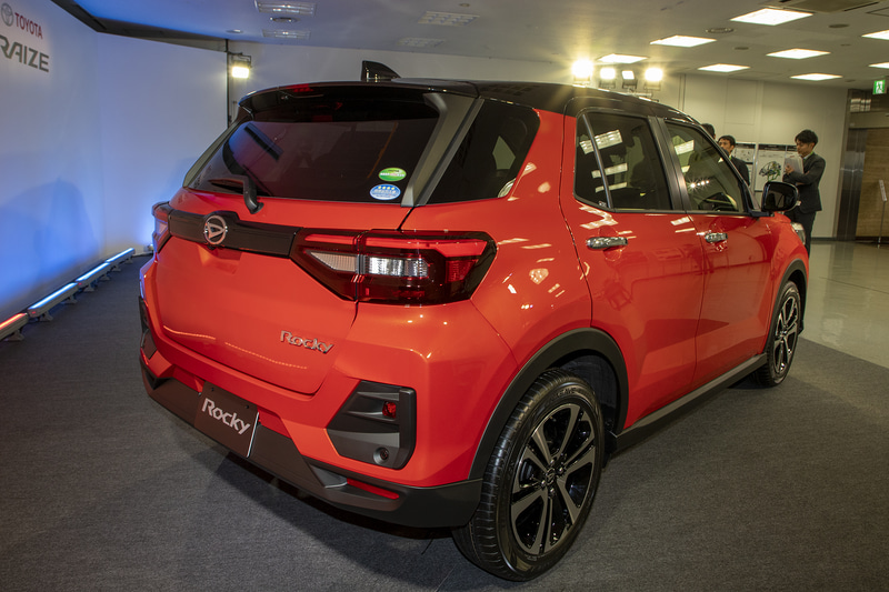 ダイハツ ロッキー。ボディカラーは新色のコンパーノレッド。ユーザー層は若い世代の男女がメインになる想定だが、子離れ世代のダウンサイザーにもマッチするクルマであるとのこと