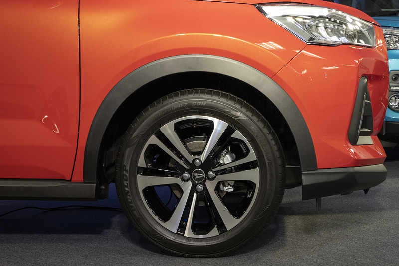 ロッキーのフロントアルミホイール。PremiumとGグレードに採用されるデザインでタイヤサイズは195/60R17。このタイヤはクルマに合わせて開発したものとなる。ただ、ディーラーでしか買えない専用品ではなく、市販サイズとしてタイヤ販売店やカー用品店で買えるものになるとのこと。今後、スタッドレスタイヤも同様に流通するという