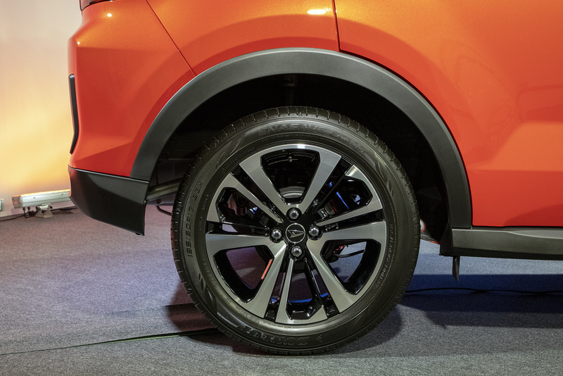 ロッキーのリアアルミホイール。タイヤサイズはフロントと同じく195/60R17。Xグレードではデザインが異なる16インチアルミホイールで、Lグレードでは16インチスチールホイールとなる。16インチホイールを装着するモデルのタイヤサイズは195/65R16