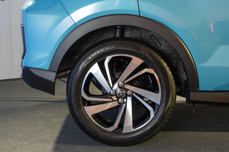 ライズのリアアルミホイール。ライズも中間のGグレードでは16インチアルミホイールとなり、X“S”グレードとXグレードは16インチスチールホイール