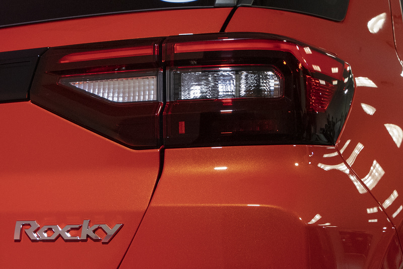 リアコンビネーションランプのデザインはロッキー、ライズ共通。ランプの点灯パターンも共通