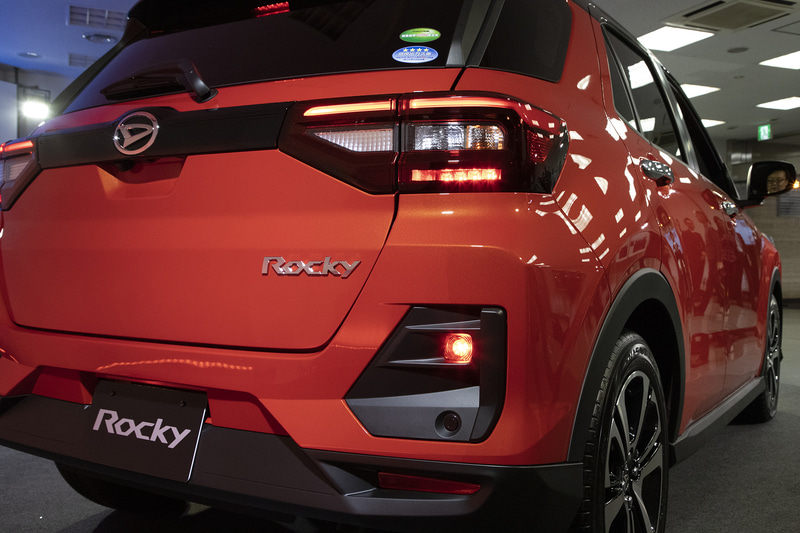 ロッキーのPremiumとGグレード、そしてライズのZグレードにはLEDリアフォグランプ（右リアのみ）が標準装備になる