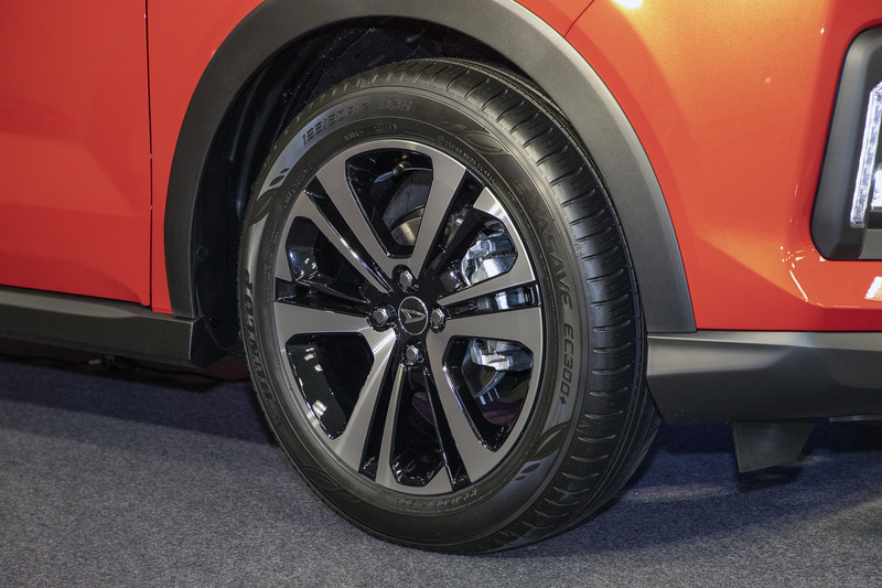 開発中のクルマではタイヤハウス内がボディ色だったが、開発陣から「色が見えることでの質感の低下」についての意見が出た。そこでタイヤハウス内に黒塗装を施したものを試作して比較した結果、黒塗装が採用されたとのこと。写真はロッキーだがライズも同様に黒塗装になる