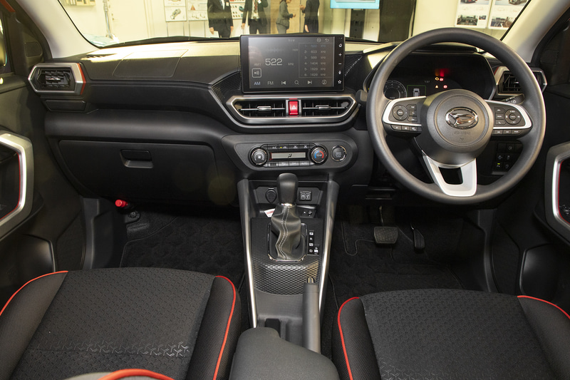 ロッキー Gのインテリア。メーカーオプションの9インチスマホ連携ディスプレイオーディオを装備