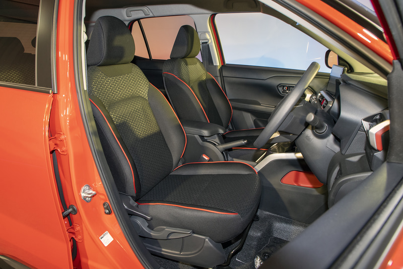 ロッキー Gグレードのシート。フルファブリック＋赤パイピング