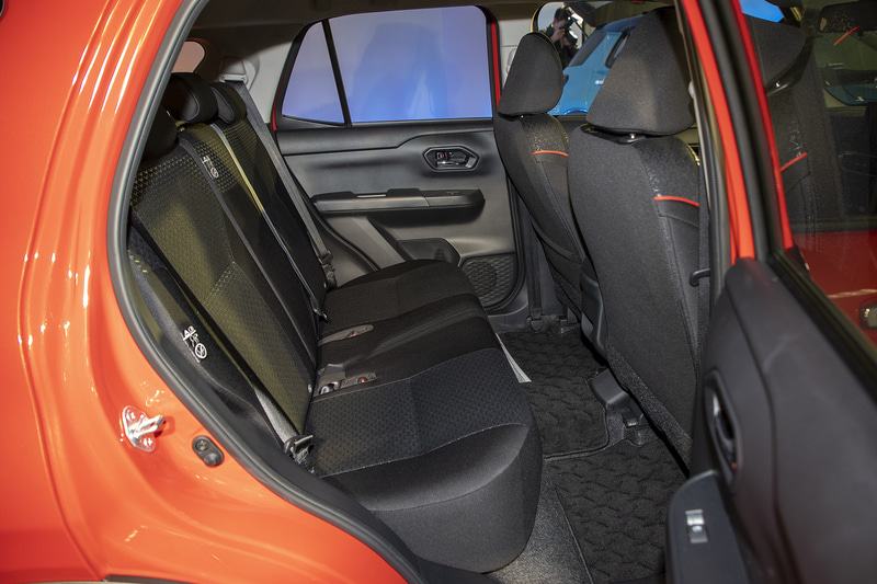 ロッキー Gグレードのシート。フルファブリック＋赤パイピング