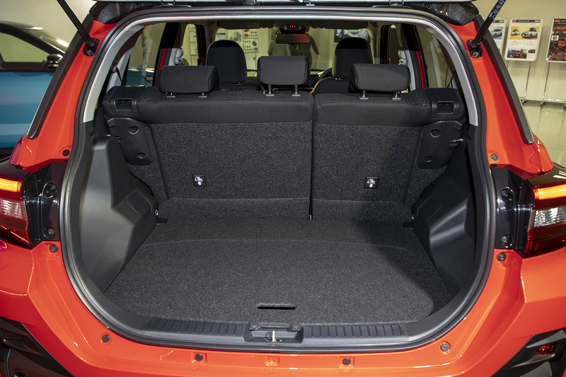 リアシートの可倒パターン。6：4分割で倒すことができる