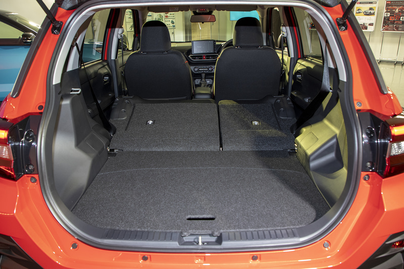 リアシートの可倒パターン。6：4分割で倒すことができる