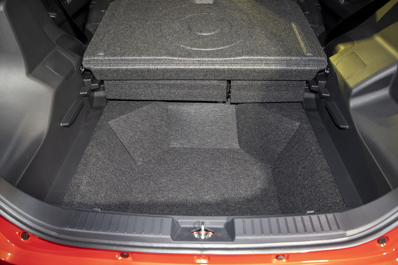 ラゲッジルームの床は2層になっていて、アンダーラゲージにはこれだけのスペースがある。ボードは取り外しも可能