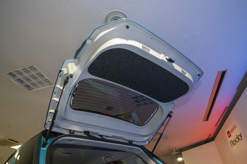 バックドアのインナーはPPGFというガラス繊維入りの材質で、アウターはPP製になっている。スチール製のバックドアと比べると約2kgほどの軽量化になるという