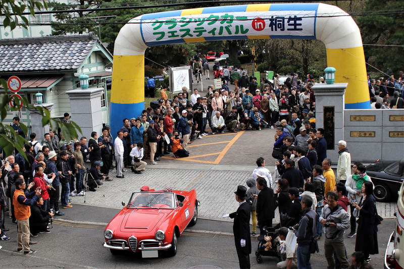 アルファ ロメオ「ジュリア スパイダー」が群馬大学の会場からパレードにスタート