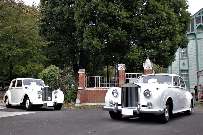 ベントレー「Rタイプ サルーン」（左）とロールス・ロイス「シルバークラウド」（右）