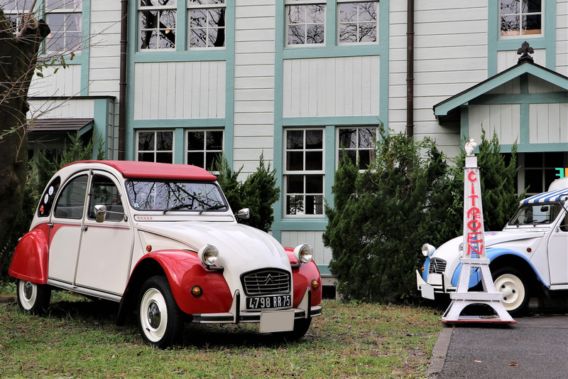 群馬大学 同窓会記念館横に展示されたシトロエン「2CV」