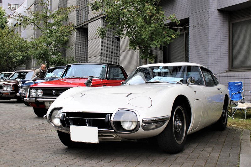 右手前に置かれているのはトヨタ自動車「2000GT」の前期型。非常に素晴らしいコンディションのこの車両は都内から自走で参加したという