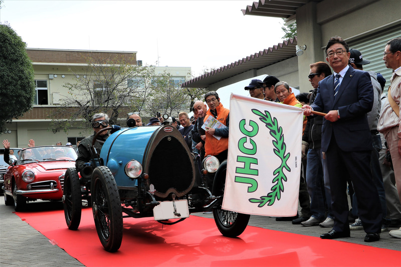 パレードに参加するブガッティ「T13 ブレシア」