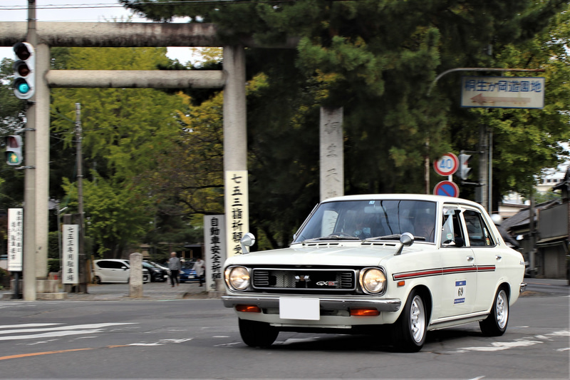 車高を落としてカンパニョーロ製ホイールを装着した日産「サニー セダン 1200」