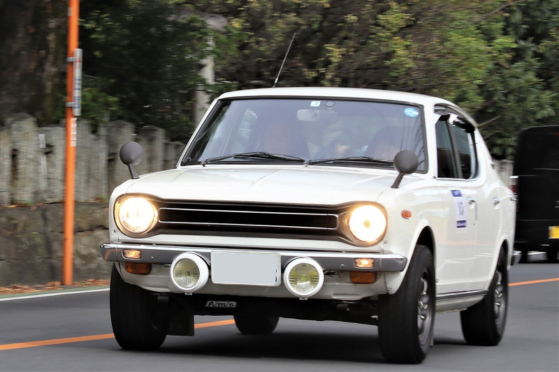 日産「チェリー」。同社初のFFとしてデビュー。クーペや2ドアはイベントで見かけることもあるが、4ドアのX-1は珍しい
