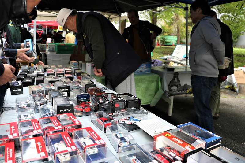 会場ではミニカー販売といったさまざまなガレージセールも行なわれた