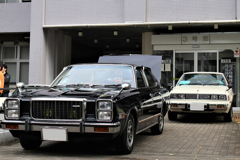 マツダ ルーチェ レガート（左）と三菱自動車 ギャラン ラムダ（右）。ルーチェ レガートはロータリーエンジンを搭載したセダン