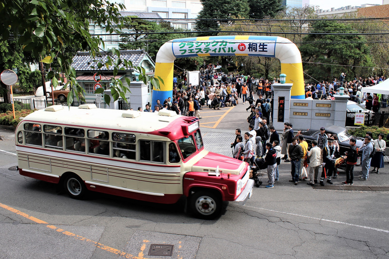 恒例となったボンネットバスも登場。希望者を乗せて会場周辺をドライブした