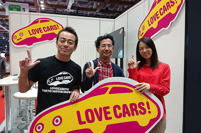 生配信が終わったあとは、こうして希望者の皆さんと記念撮影に応える河口さん。右手で「L」を作るのが、「LOVECARS!TV!」のお決まりポーズです。こちらは最後まで見てくださった佐々木さんとパチリ。通りすがりに「いつも見てます！」と声をかけてくれる方も多くて、とても嬉しいですよね