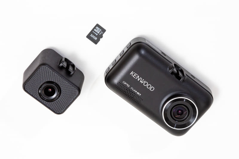 2カメラ式のドライブレコーダー「DRV-MR745」。本体と一体になったフロントカメラとリアカメラ、32GBのmicroSDカードも付属する