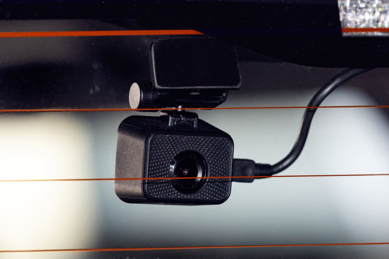 リアガラスの内側の装着された「DRV-MR745」のリアカメラ