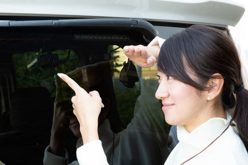 外から見ても分かりにくいがガラスの内側にリアカメラが装着される