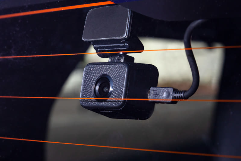 ストロボを使って撮影すると、装着されているのが分かる