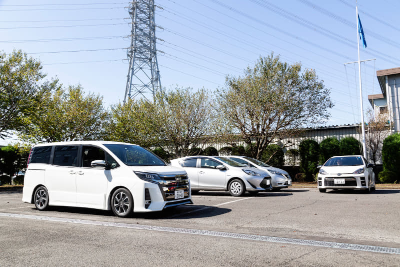 上の状態を外から見たのがこちら。3台隣のノートの前あたりに入ったところでナンバーまで確認できた