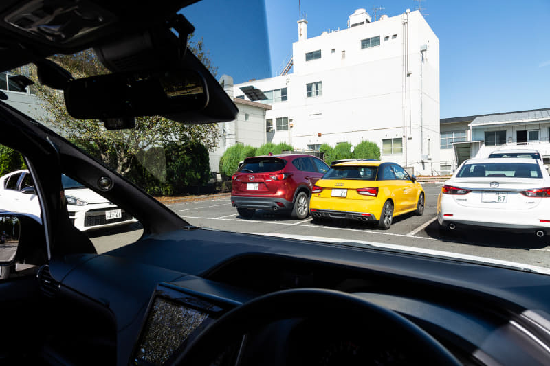 運転席からの視点。運転席からだとAピラーよりも外側に見える状態ですでにカメラには映っているということ