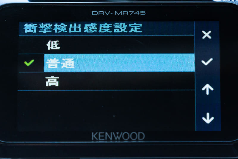 駐車監視モードでは、カメラが動く物を検出したときと、Gセンサーが衝撃を感知したときに自動的にカメラを起動し記録を行なう。検出の方法や感度も調整できるので、例えば人通りが多い駐車場ならGセンサーだけをオンにするといった使い方もできる