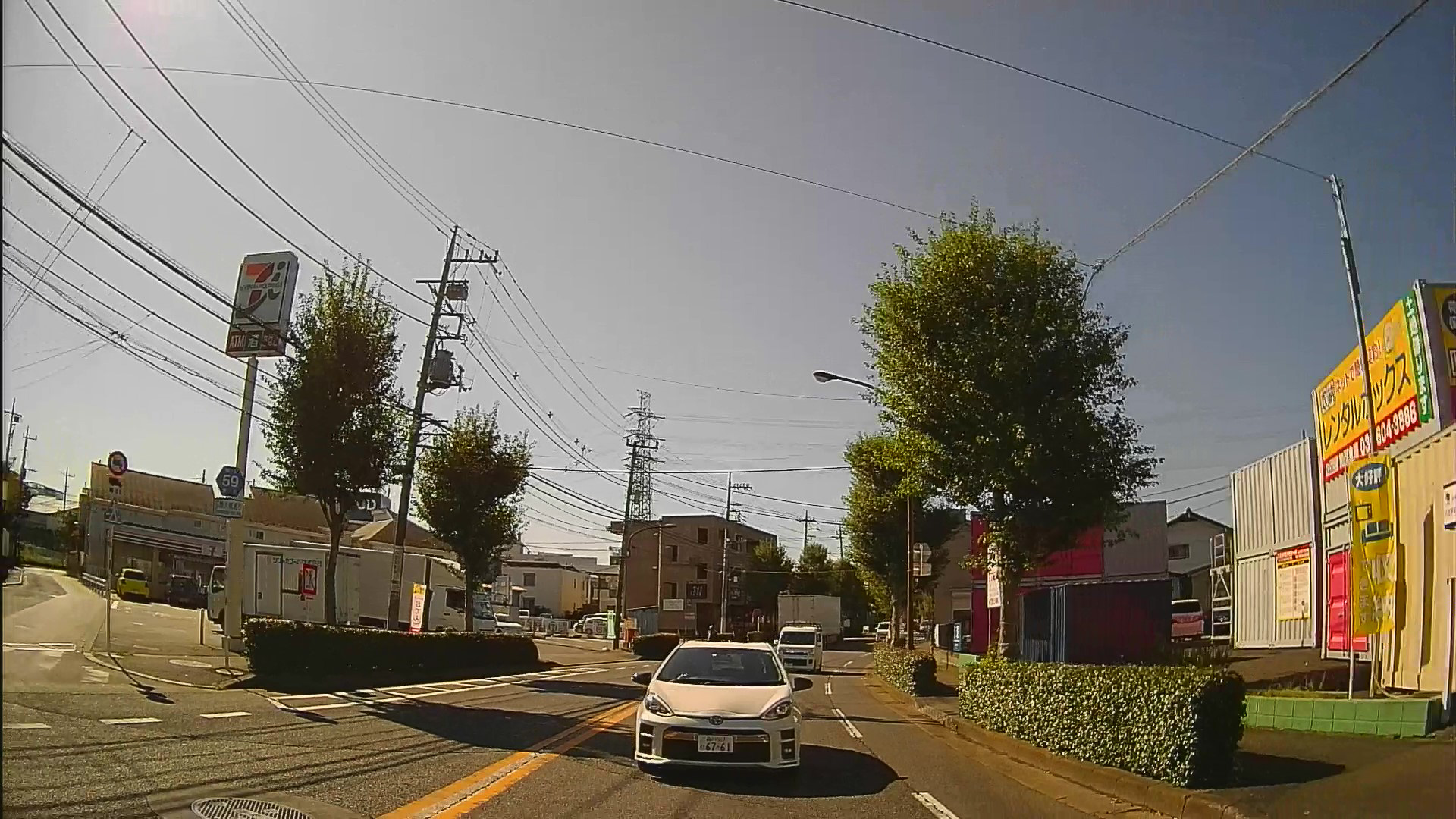 こちらは後方カメラの映像から切り出したもの。スモークガラスでも映像の暗さは全く見受けられない（クリックするとフルHD画像が見られます）