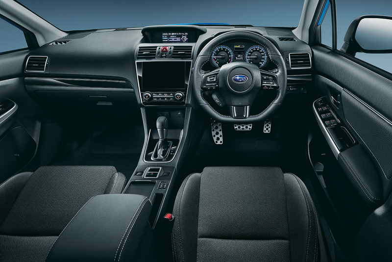 シルバーステッチの本革巻ステアリングやピアノブラック調＋クロームメッキのインパネ加飾パネルを採用。フロントシートはホールド性の高いスポーツシートとなる