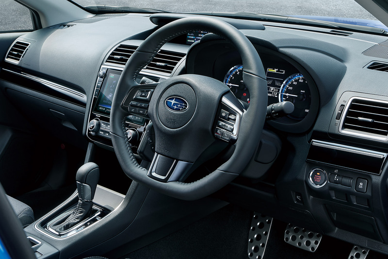 シルバーステッチの本革巻ステアリングやピアノブラック調＋クロームメッキのインパネ加飾パネルを採用。フロントシートはホールド性の高いスポーツシートとなる