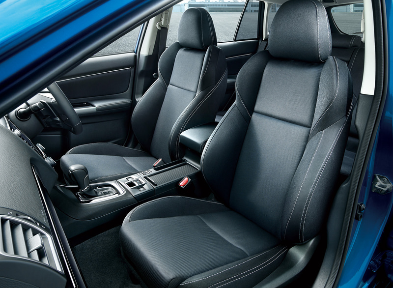 シルバーステッチの本革巻ステアリングやピアノブラック調＋クロームメッキのインパネ加飾パネルを採用。フロントシートはホールド性の高いスポーツシートとなる