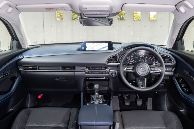 インテリアは乗員を大きく包み込むようなデザインで居心地のよさを演出するとともに、縁部分の縫製や末端部をかしめたような金属加飾を用いることで室内全体の上質感を高めた。写真はネイビーブルー内装で黒のファブリックシートを組み合わせる