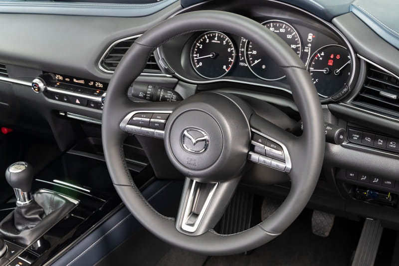 インテリアは乗員を大きく包み込むようなデザインで居心地のよさを演出するとともに、縁部分の縫製や末端部をかしめたような金属加飾を用いることで室内全体の上質感を高めた。写真はネイビーブルー内装で黒のファブリックシートを組み合わせる