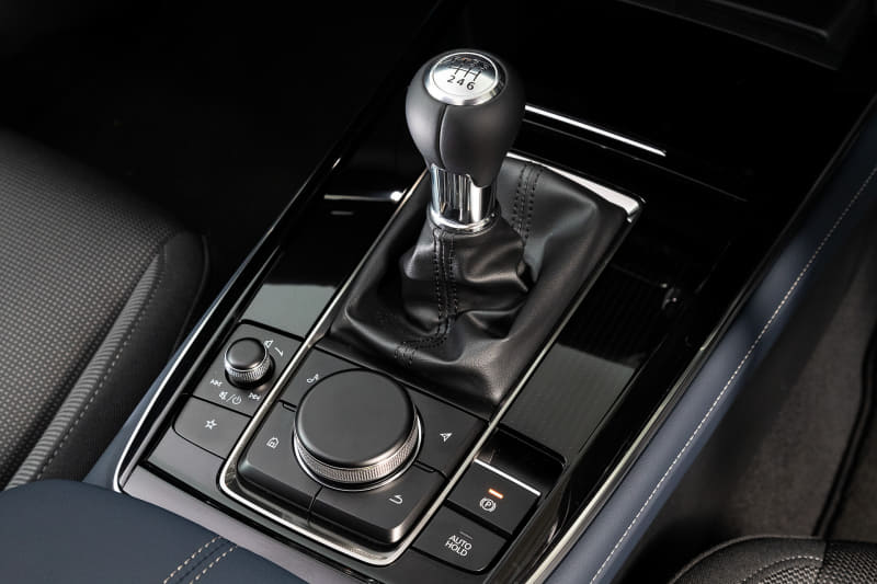 インテリアは乗員を大きく包み込むようなデザインで居心地のよさを演出するとともに、縁部分の縫製や末端部をかしめたような金属加飾を用いることで室内全体の上質感を高めた。写真はネイビーブルー内装で黒のファブリックシートを組み合わせる