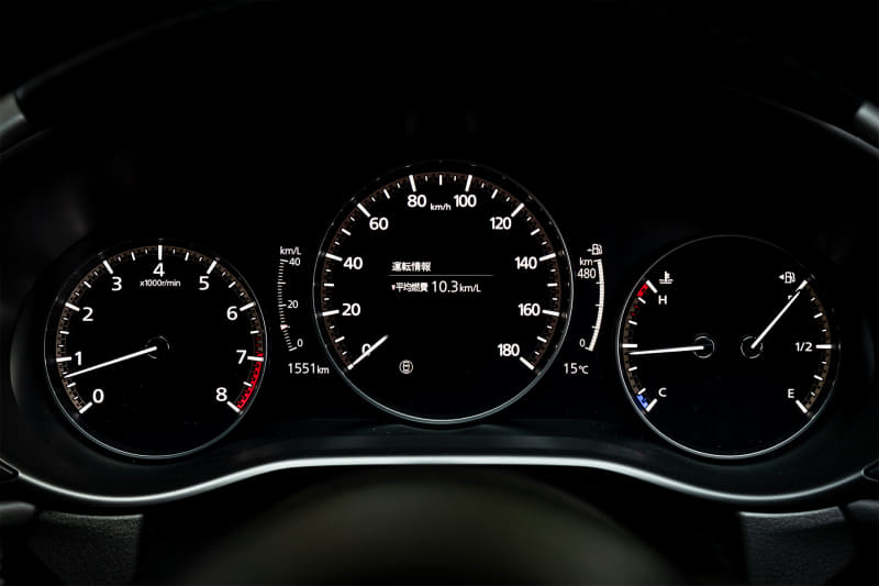 インテリアは乗員を大きく包み込むようなデザインで居心地のよさを演出するとともに、縁部分の縫製や末端部をかしめたような金属加飾を用いることで室内全体の上質感を高めた。写真はネイビーブルー内装で黒のファブリックシートを組み合わせる