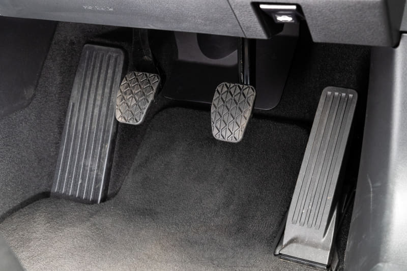 インテリアは乗員を大きく包み込むようなデザインで居心地のよさを演出するとともに、縁部分の縫製や末端部をかしめたような金属加飾を用いることで室内全体の上質感を高めた。写真はネイビーブルー内装で黒のファブリックシートを組み合わせる