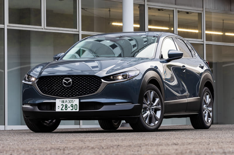 今回試乗したのは10月24日に発売されたクロスオーバーSUV「CX-30」。写真はポリメタルグレーメタリックカラーのガソリンモデル「20S PROACTIVE Touring Selection」（4WD/6速MT。297万円）で、ボディサイズは4395×1795×1540mm（全長×全幅×全高）、ホイールベースは2655mm。魂動デザインの哲学のもと、ボディ上部にスリムで伸びやかなプロポーションを与えるとともに、下部の黒いガーニッシュ（クラッディングパネル）でSUVらしい力強さと安心感を表現したという。足下は18インチアルミホイールにTOYO TIRE「PROXES R56」（215/55R18）の組み合わせ