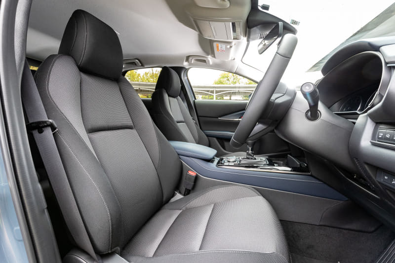 インテリアは乗員を大きく包み込むようなデザインで居心地のよさを演出するとともに、縁部分の縫製や末端部をかしめたような金属加飾を用いることで室内全体の上質感を高めた。写真はネイビーブルー内装で黒のファブリックシートを組み合わせる