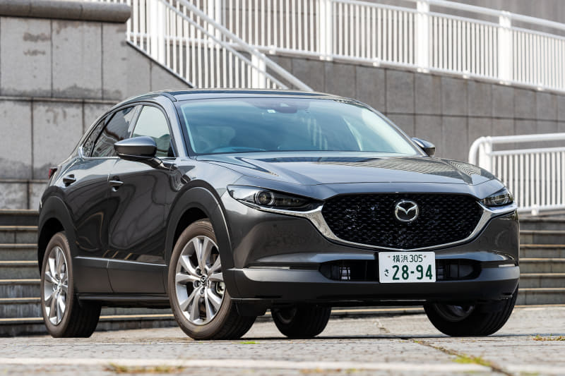 こちらはマシーングレープレミアムメタリックカラーのディーゼルモデル「XD PROACTIVE Touring Selection」（4WD/6速AT。330万円）。タイヤ＆ホイールの仕様は「20S PROACTIVE Touring Selection」と同様