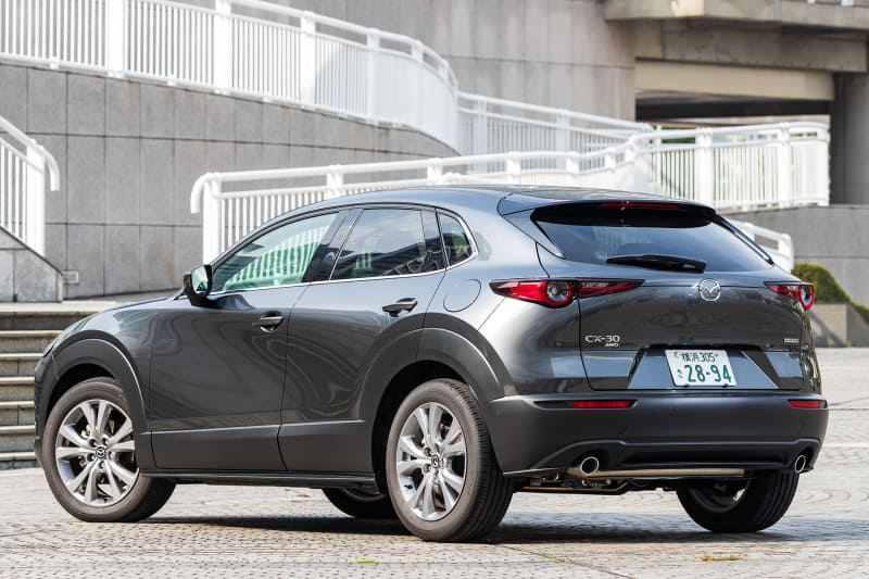 こちらはマシーングレープレミアムメタリックカラーのディーゼルモデル「XD PROACTIVE Touring Selection」（4WD/6速AT。330万円）。タイヤ＆ホイールの仕様は「20S PROACTIVE Touring Selection」と同様