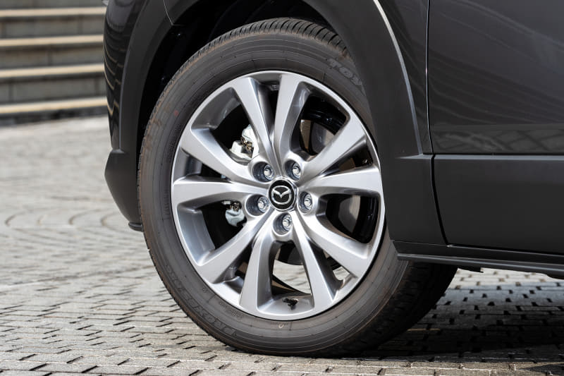 こちらはマシーングレープレミアムメタリックカラーのディーゼルモデル「XD PROACTIVE Touring Selection」（4WD/6速AT。330万円）。タイヤ＆ホイールの仕様は「20S PROACTIVE Touring Selection」と同様