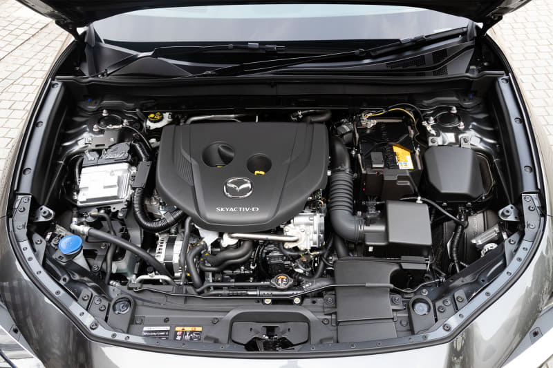 直列4気筒1.8リッター直噴クリーンディーゼルターボエンジン「SKYACTIV-D 1.8」は最高出力85kW（116PS）/4000rpm、最大トルク270Nm（27.5kgfm）/1600-2600rpmを発生。WLTCモード燃費は18.4km/L