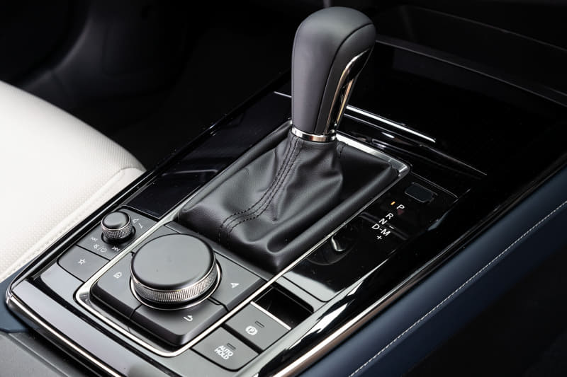 撮影車はネイビーブルー内装にグレージュのファブリックシートの組み合わせ。CX-30では8.8インチのセンターディスプレイを備え、オプションで360度ビューモニターも用意