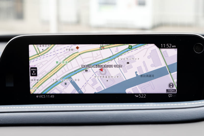 撮影車はネイビーブルー内装にグレージュのファブリックシートの組み合わせ。CX-30では8.8インチのセンターディスプレイを備え、オプションで360度ビューモニターも用意