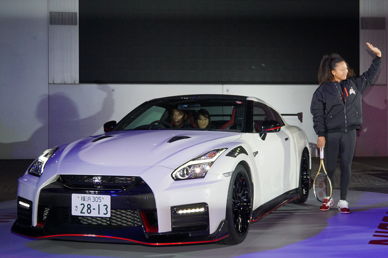 GT-R NISMOに乗って大坂選手が登場した